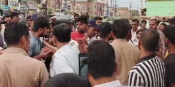 वायरल वीडियो: गरम खून! मोरना में लाल बत्ती कूदने के लिए फादर के बाद आदमी ने ट्रैफिक कॉप पर हमला किया, सांसद