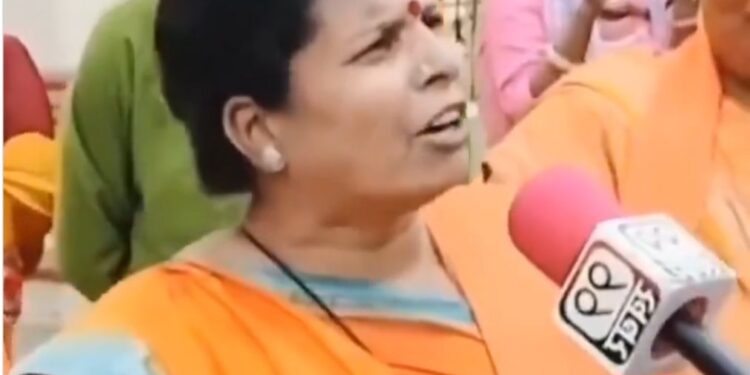 वायरल वीडियो: महिला ने रिपोर्टर को बंद कर दिया, क्योंकि वह पीएम मोदी के बारे में यह पूछने की कोशिश करता है, नेटिज़ेंस आश्चर्यचकित है